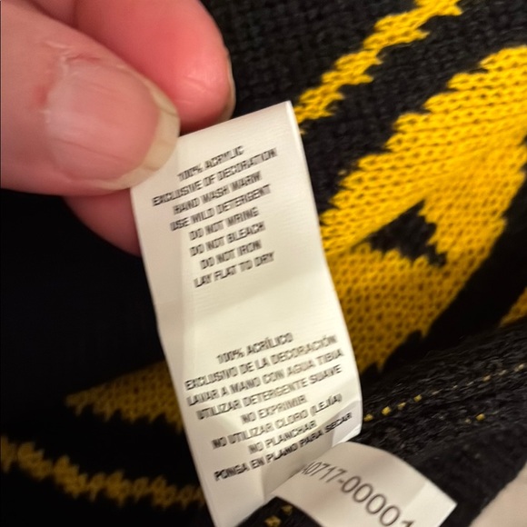 NFL Steelers🎉HP🎉Black and Yellow Scarf with Fringe - Picture 5 of 8